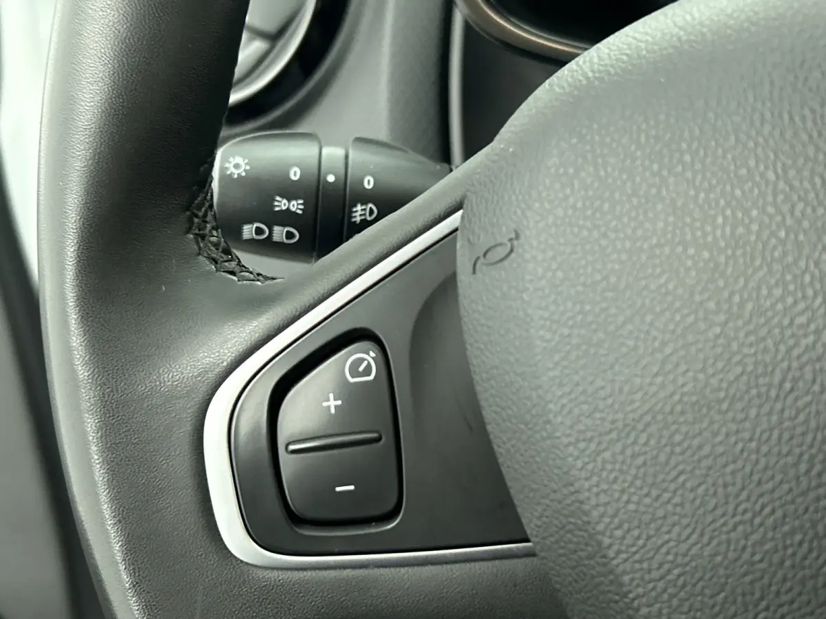 0.9 TCe Limited 90PK / Airco / Navigatie / Radio multimedia / Parkeer sensoren / Apk 06-2028