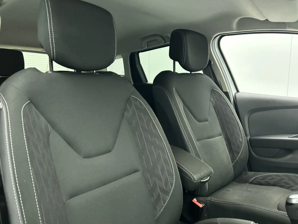 0.9 TCe Limited 90PK / Airco / Navigatie / Radio multimedia / Parkeer sensoren / Apk 06-2028