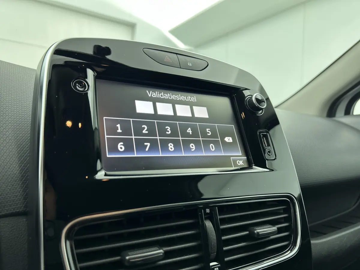 0.9 TCe Limited 90PK / Airco / Navigatie / Radio multimedia / Parkeer sensoren / Apk 06-2028