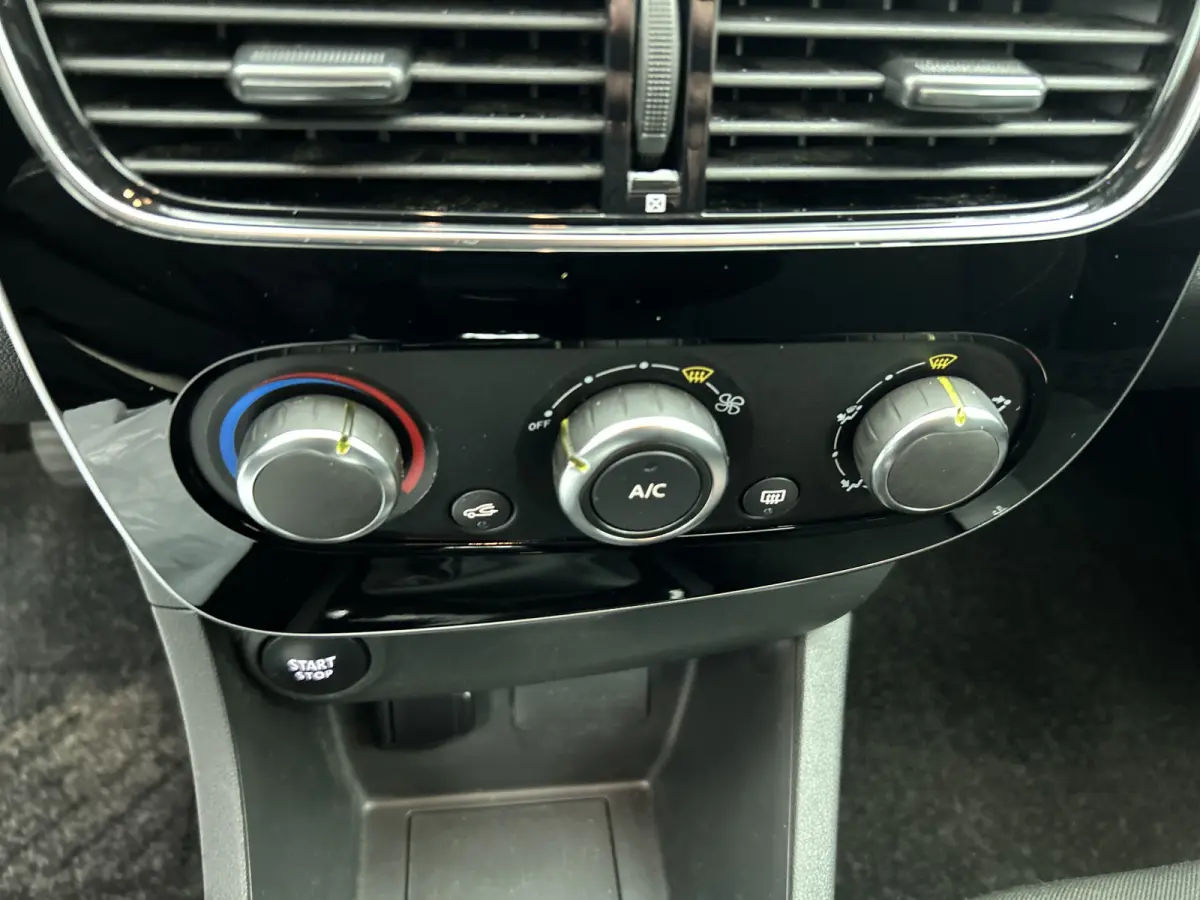 0.9 TCe Limited 90PK / Airco / Navigatie / Radio multimedia / Parkeer sensoren / Apk 06-2028