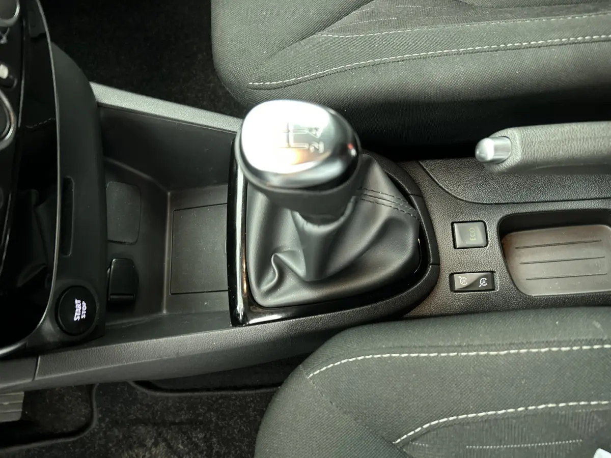 0.9 TCe Limited 90PK / Airco / Navigatie / Radio multimedia / Parkeer sensoren / Apk 06-2028
