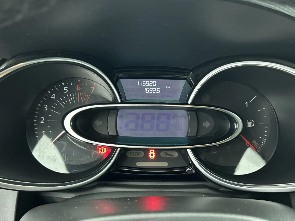 0.9 TCe Limited 90PK / Airco / Navigatie / Radio multimedia / Parkeer sensoren / Apk 06-2028