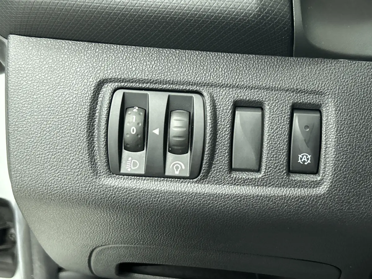 0.9 TCe Limited 90PK / Airco / Navigatie / Radio multimedia / Parkeer sensoren / Apk 06-2028
