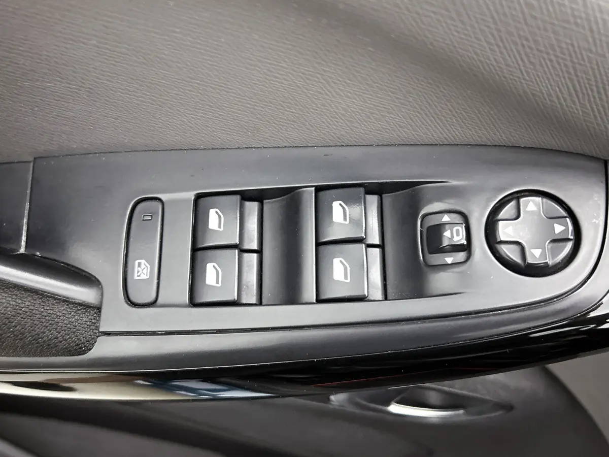 7Pers. 1.2 131PK Automaat Business (Distributie bij155Dkm vv. )  Navigatie / Cruise ctr. / Trekhaak / Airco-climate / Apple Carplay / Apk nieuw