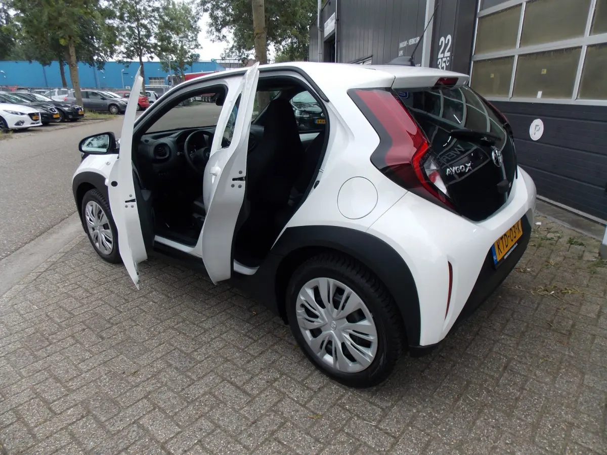 1.0 VVT-i S-CVT Play Automaat Airco Elek Pakket 5Deurs 2025bj GARANTIE
