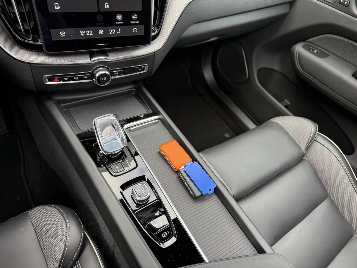 2.0 T8 Plug-in hybrid AWD Plus Black Edition VAN 58.900:,- VOOR:54.877,- UW HERFSTVOORDEEL: 4.023,-| UNIEK!| VAPOUR GREY| ELEKTRISCHE TREKHAAK| PANO| HK AUDIO| MEMORY STOELEN| HUD| 360 CAMER