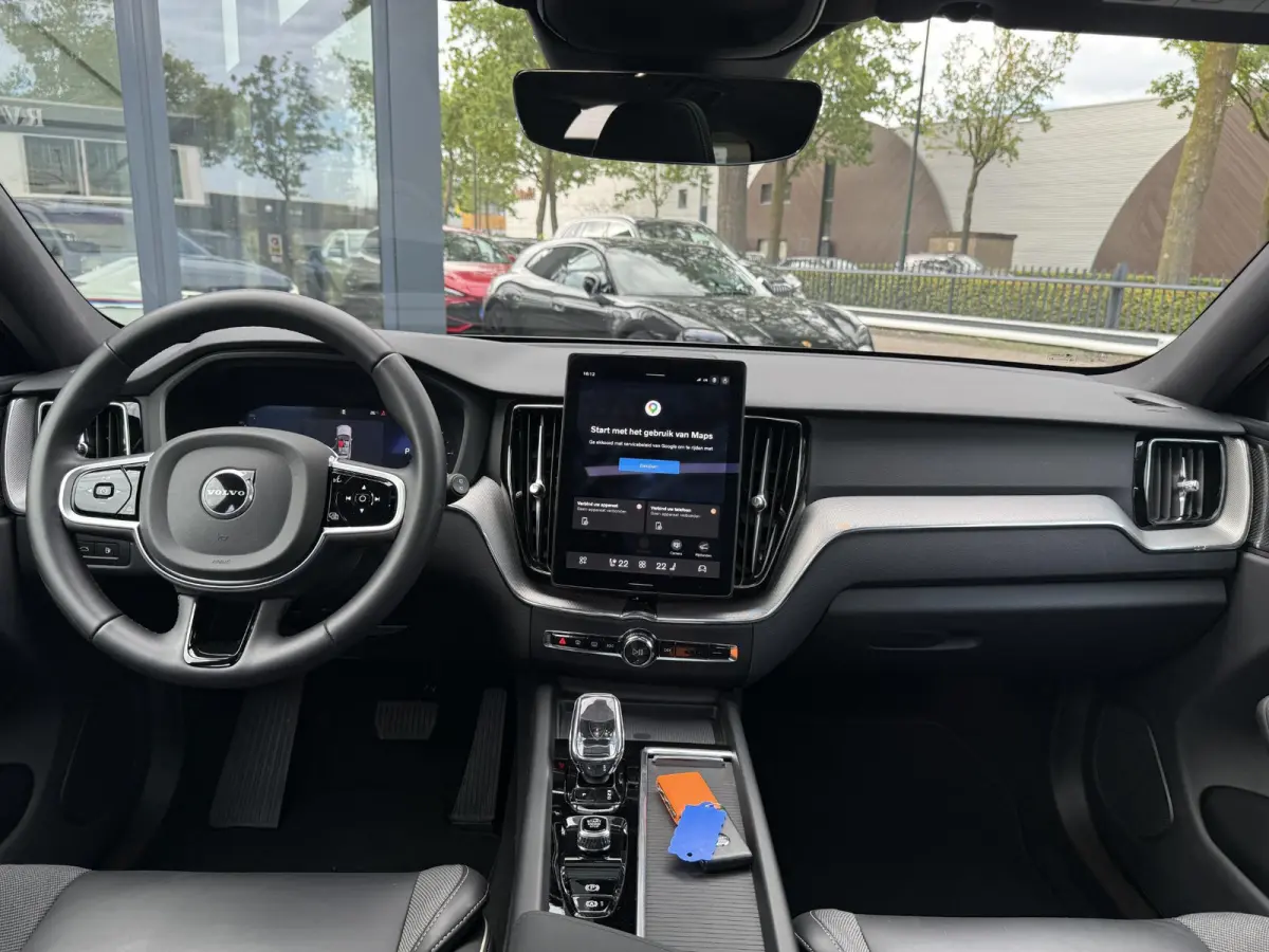 2.0 T8 Plug-in hybrid AWD Plus Black Edition VAN 58.900:,- VOOR:54.877,- UW HERFSTVOORDEEL: 4.023,-| UNIEK!| VAPOUR GREY| ELEKTRISCHE TREKHAAK| PANO| HK AUDIO| MEMORY STOELEN| HUD| 360 CAMER