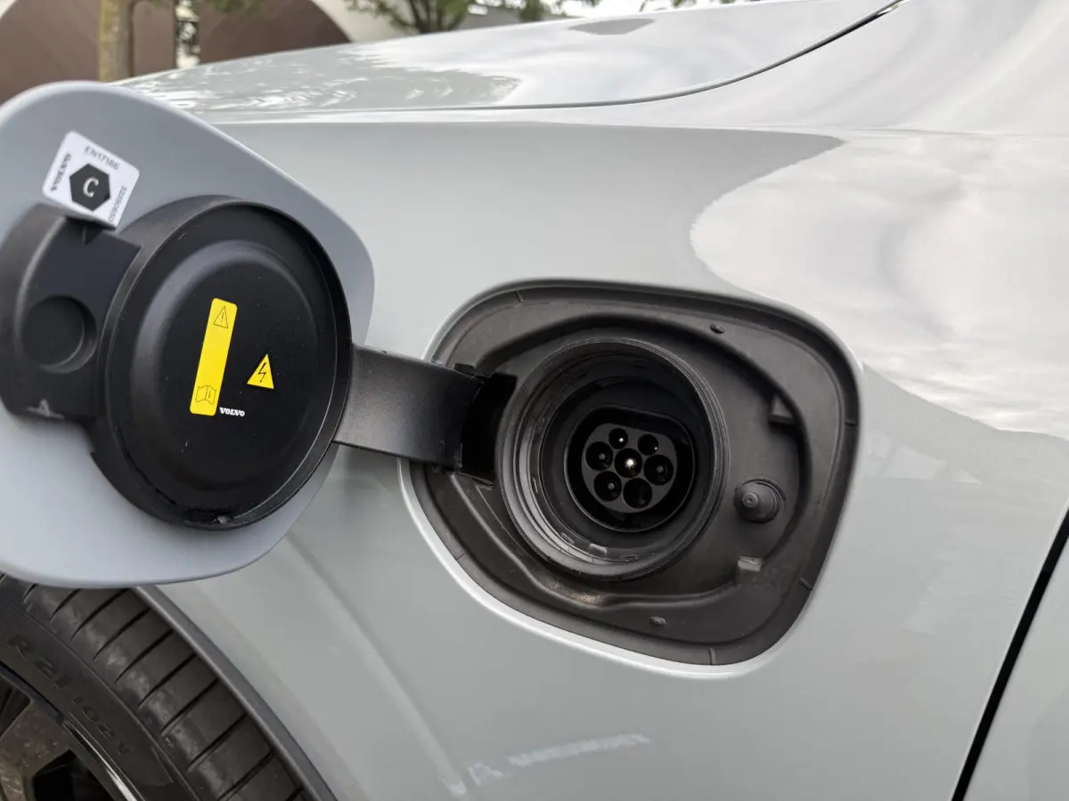 2.0 T8 Plug-in hybrid AWD Plus Black Edition VAN 58.900:,- VOOR:54.877,- UW HERFSTVOORDEEL: 4.023,-| UNIEK!| VAPOUR GREY| ELEKTRISCHE TREKHAAK| PANO| HK AUDIO| MEMORY STOELEN| HUD| 360 CAMER