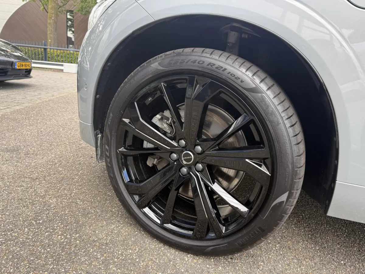 2.0 T8 Plug-in hybrid AWD Plus Black Edition VAN 58.900:,- VOOR:54.877,- UW HERFSTVOORDEEL: 4.023,-| UNIEK!| VAPOUR GREY| ELEKTRISCHE TREKHAAK| PANO| HK AUDIO| MEMORY STOELEN| HUD| 360 CAMER