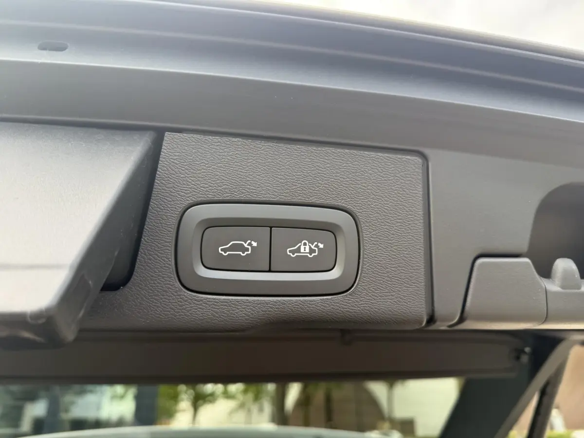 2.0 T8 Plug-in hybrid AWD Plus Black Edition VAN 58.900:,- VOOR:54.877,- UW HERFSTVOORDEEL: 4.023,-| UNIEK!| VAPOUR GREY| ELEKTRISCHE TREKHAAK| PANO| HK AUDIO| MEMORY STOELEN| HUD| 360 CAMER