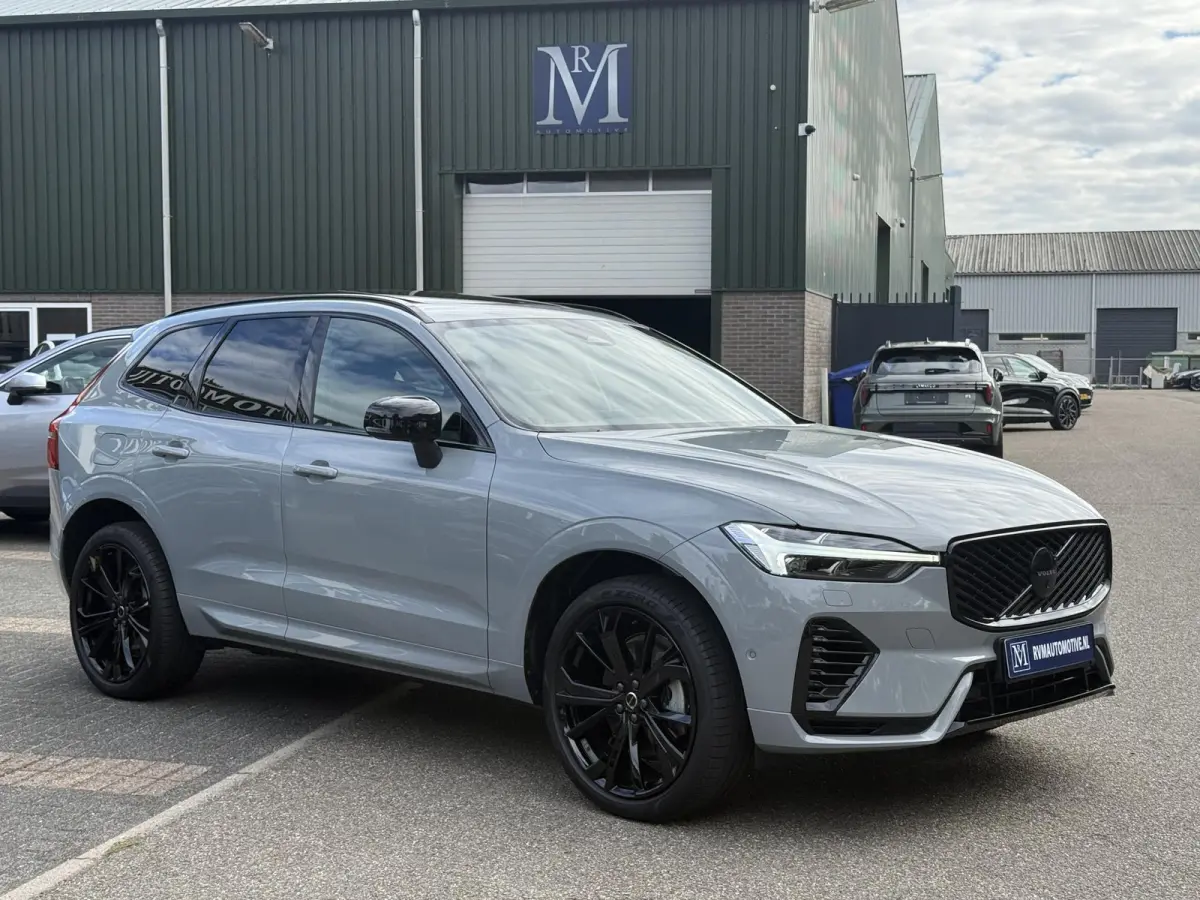 2.0 T8 Plug-in hybrid AWD Plus Black Edition VAN 58.900:,- VOOR:54.877,- UW HERFSTVOORDEEL: 4.023,-| UNIEK!| VAPOUR GREY| ELEKTRISCHE TREKHAAK| PANO| HK AUDIO| MEMORY STOELEN| HUD| 360 CAMER