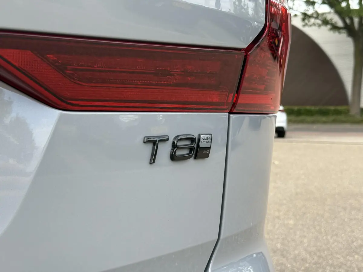 2.0 T8 Plug-in hybrid AWD Plus Black Edition VAN 58.900:,- VOOR:54.877,- UW HERFSTVOORDEEL: 4.023,-| UNIEK!| VAPOUR GREY| ELEKTRISCHE TREKHAAK| PANO| HK AUDIO| MEMORY STOELEN| HUD| 360 CAMER