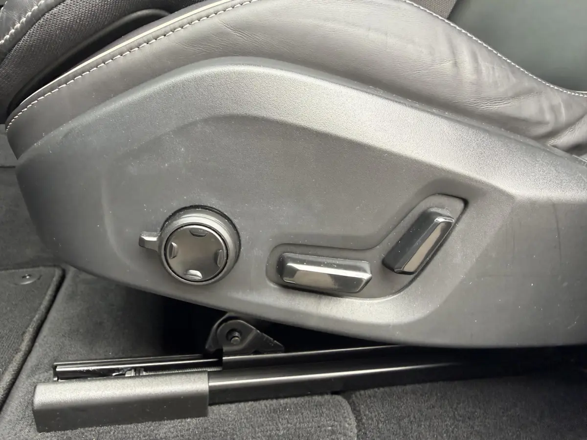 2.0 T8 Plug-in hybrid AWD Plus Black Edition VAN 58.900:,- VOOR:54.877,- UW HERFSTVOORDEEL: 4.023,-| UNIEK!| VAPOUR GREY| ELEKTRISCHE TREKHAAK| PANO| HK AUDIO| MEMORY STOELEN| HUD| 360 CAMER