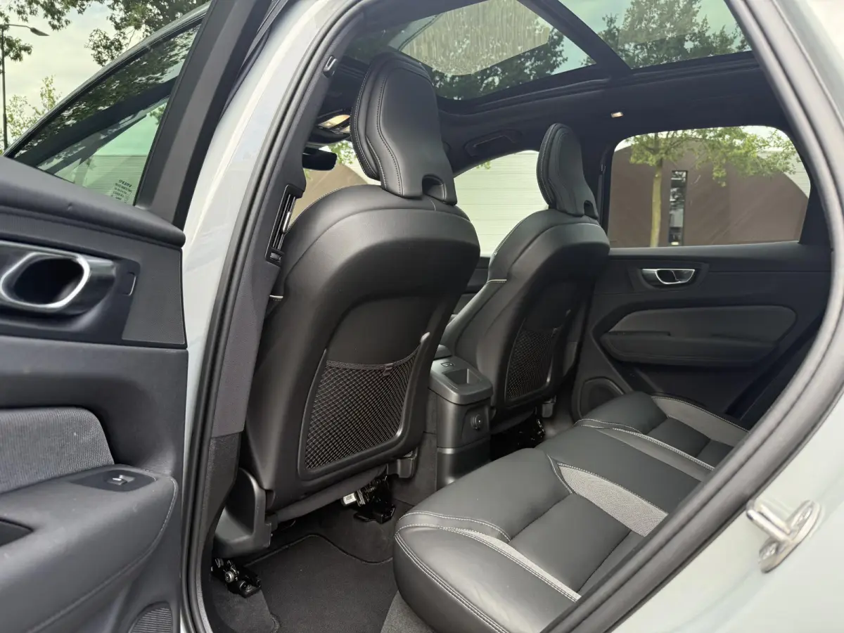 2.0 T8 Plug-in hybrid AWD Plus Black Edition VAN 58.900:,- VOOR:54.877,- UW HERFSTVOORDEEL: 4.023,-| UNIEK!| VAPOUR GREY| ELEKTRISCHE TREKHAAK| PANO| HK AUDIO| MEMORY STOELEN| HUD| 360 CAMER