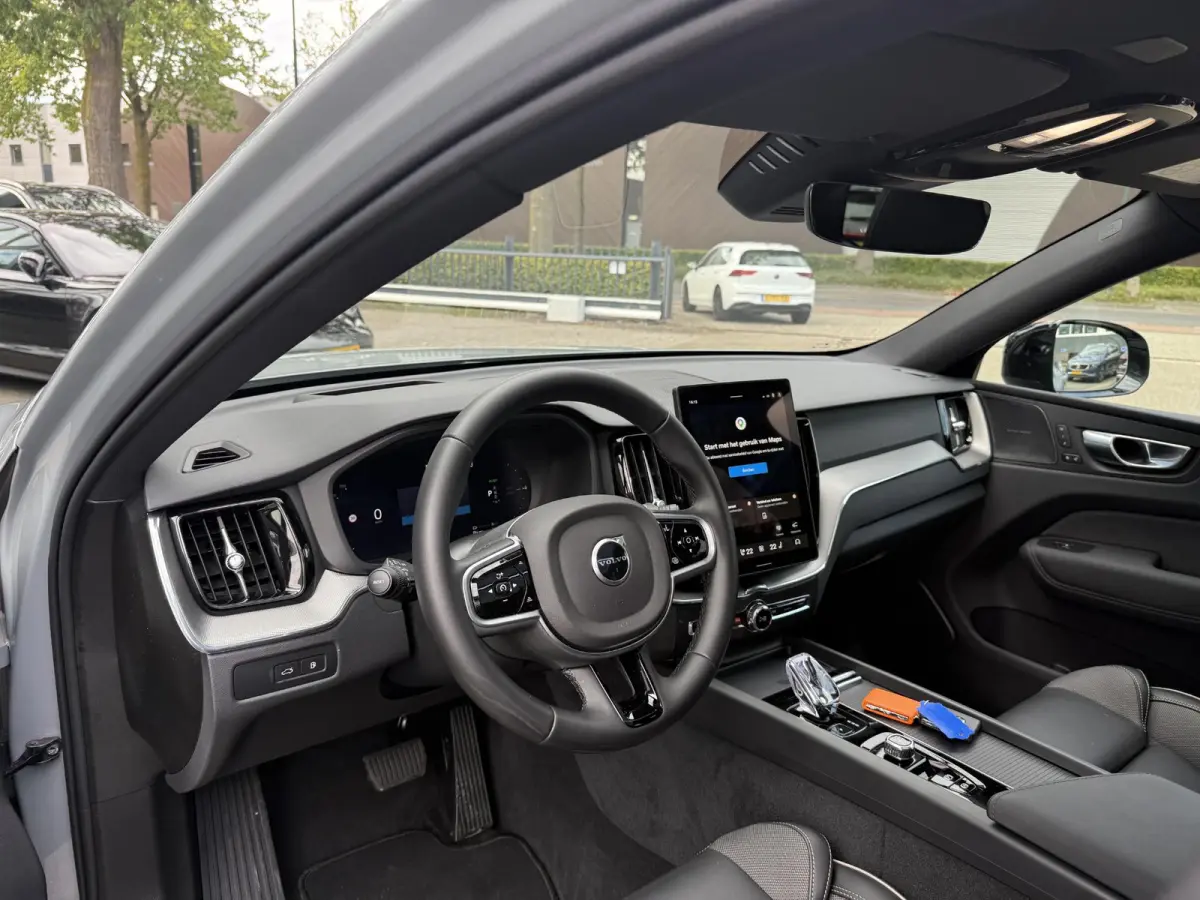 2.0 T8 Plug-in hybrid AWD Plus Black Edition VAN 58.900:,- VOOR:54.877,- UW HERFSTVOORDEEL: 4.023,-| UNIEK!| VAPOUR GREY| ELEKTRISCHE TREKHAAK| PANO| HK AUDIO| MEMORY STOELEN| HUD| 360 CAMER