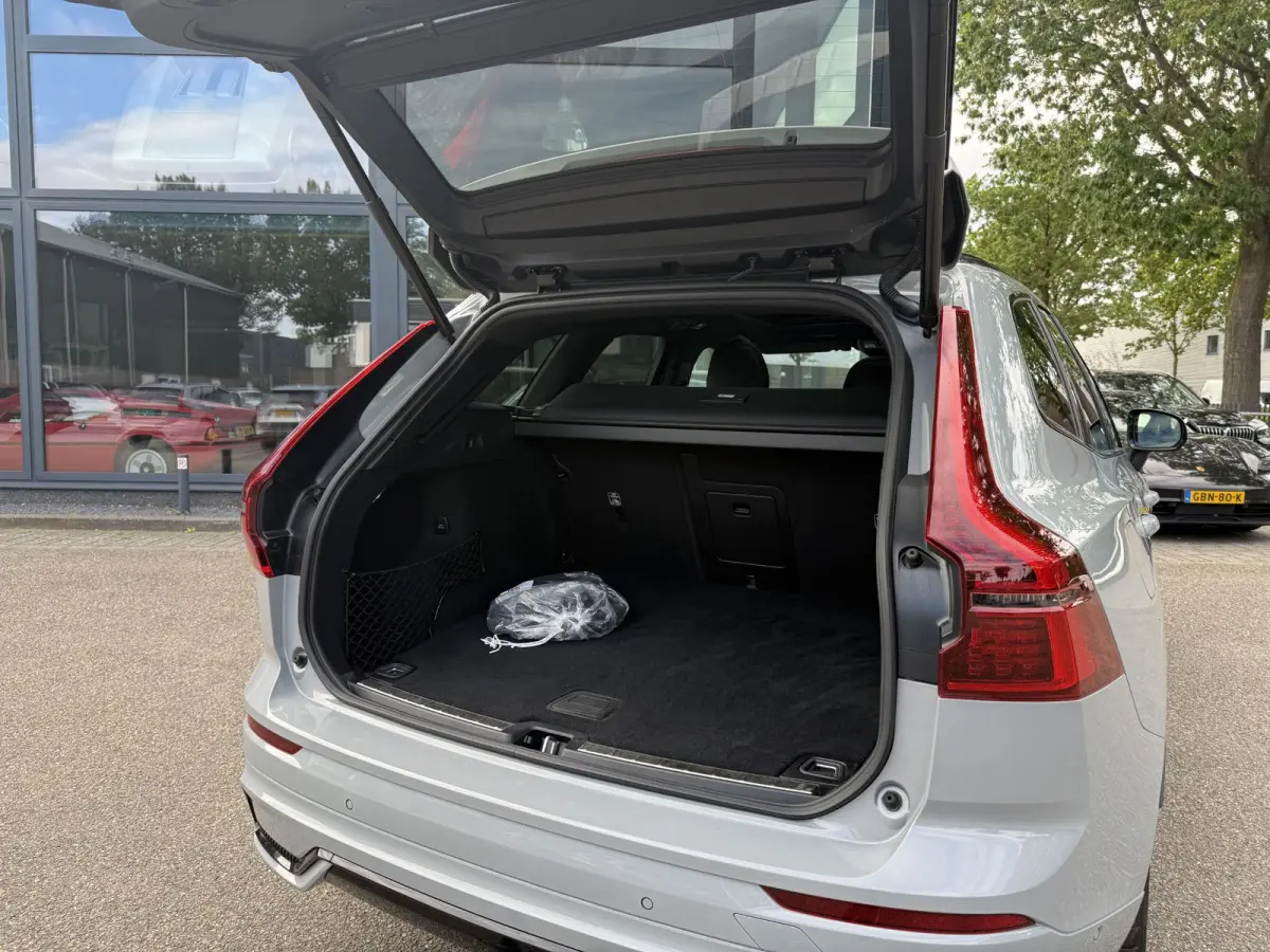 2.0 T8 Plug-in hybrid AWD Plus Black Edition VAN 58.900:,- VOOR:54.877,- UW HERFSTVOORDEEL: 4.023,-| UNIEK!| VAPOUR GREY| ELEKTRISCHE TREKHAAK| PANO| HK AUDIO| MEMORY STOELEN| HUD| 360 CAMER