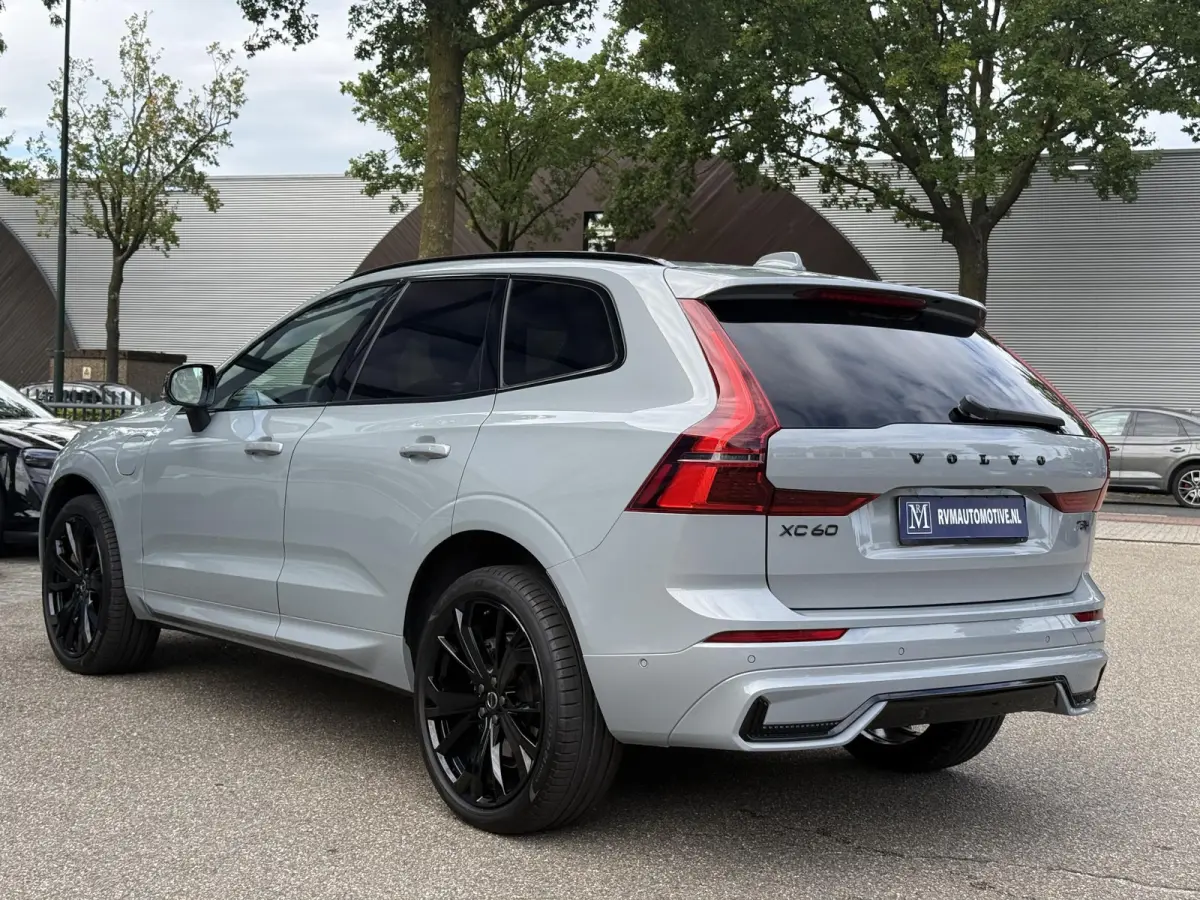 2.0 T8 Plug-in hybrid AWD Plus Black Edition VAN 58.900:,- VOOR:54.877,- UW HERFSTVOORDEEL: 4.023,-| UNIEK!| VAPOUR GREY| ELEKTRISCHE TREKHAAK| PANO| HK AUDIO| MEMORY STOELEN| HUD| 360 CAMER