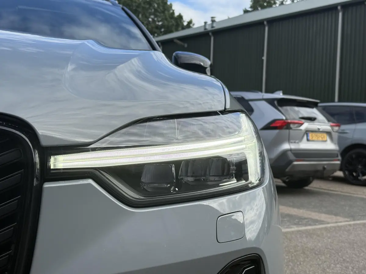 2.0 T8 Plug-in hybrid AWD Plus Black Edition VAN 58.900:,- VOOR:54.877,- UW HERFSTVOORDEEL: 4.023,-| UNIEK!| VAPOUR GREY| ELEKTRISCHE TREKHAAK| PANO| HK AUDIO| MEMORY STOELEN| HUD| 360 CAMER