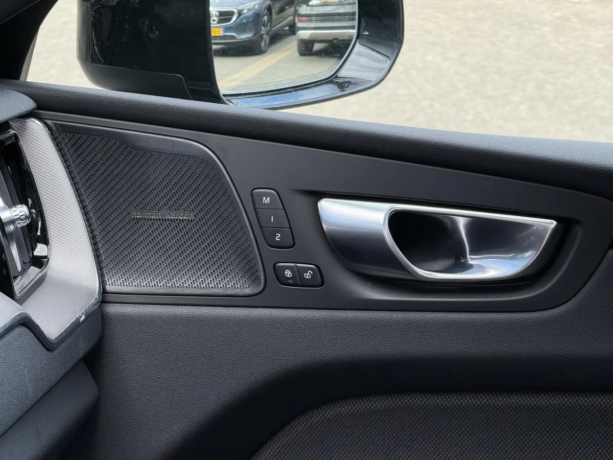 2.0 T8 Plug-in hybrid AWD Plus Black Edition VAN 58.900:,- VOOR:54.877,- UW HERFSTVOORDEEL: 4.023,-| UNIEK!| VAPOUR GREY| ELEKTRISCHE TREKHAAK| PANO| HK AUDIO| MEMORY STOELEN| HUD| 360 CAMER