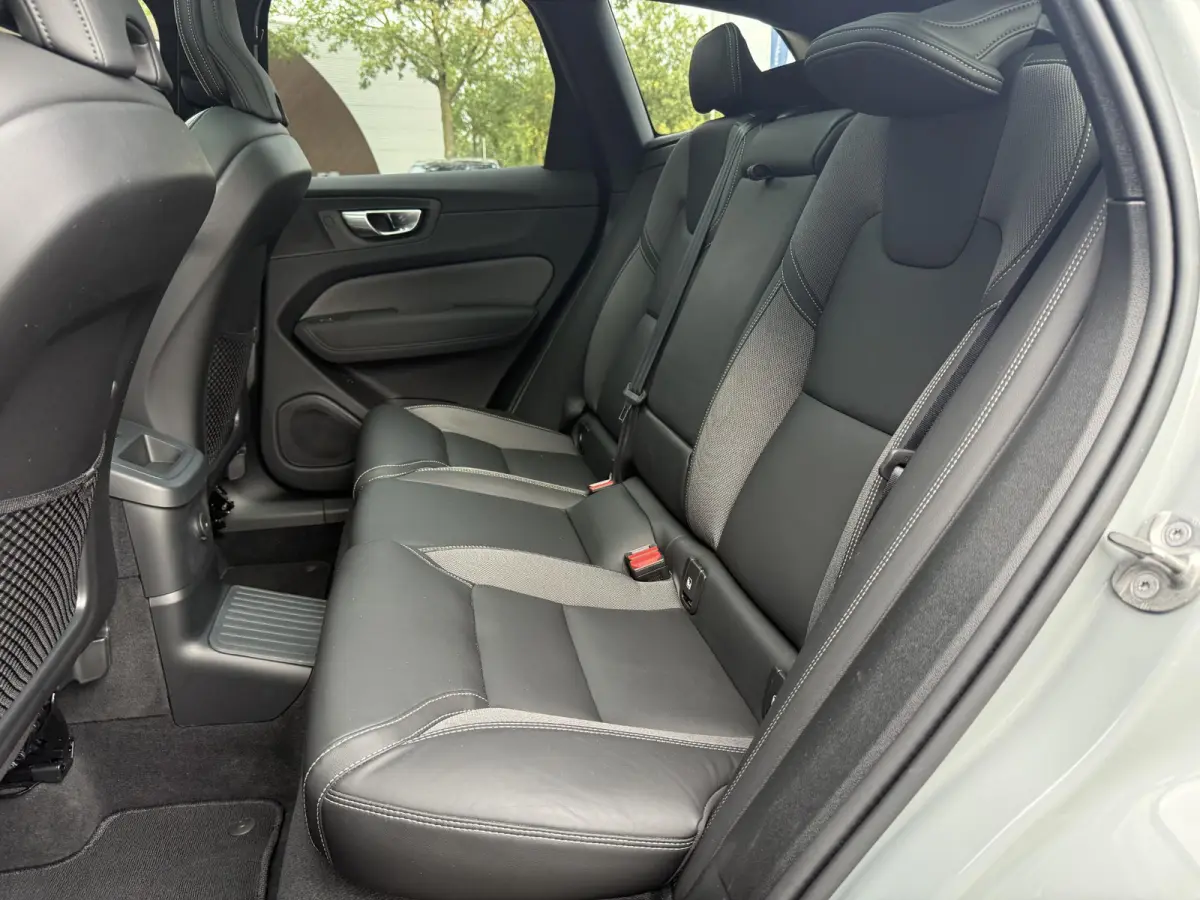 2.0 T8 Plug-in hybrid AWD Plus Black Edition VAN 58.900:,- VOOR:54.877,- UW HERFSTVOORDEEL: 4.023,-| UNIEK!| VAPOUR GREY| ELEKTRISCHE TREKHAAK| PANO| HK AUDIO| MEMORY STOELEN| HUD| 360 CAMER