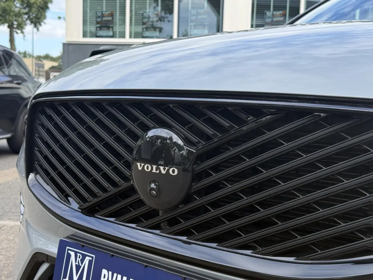 2.0 T8 Plug-in hybrid AWD Plus Black Edition VAN 58.900:,- VOOR:54.877,- UW HERFSTVOORDEEL: 4.023,-| UNIEK!| VAPOUR GREY| ELEKTRISCHE TREKHAAK| PANO| HK AUDIO| MEMORY STOELEN| HUD| 360 CAMER