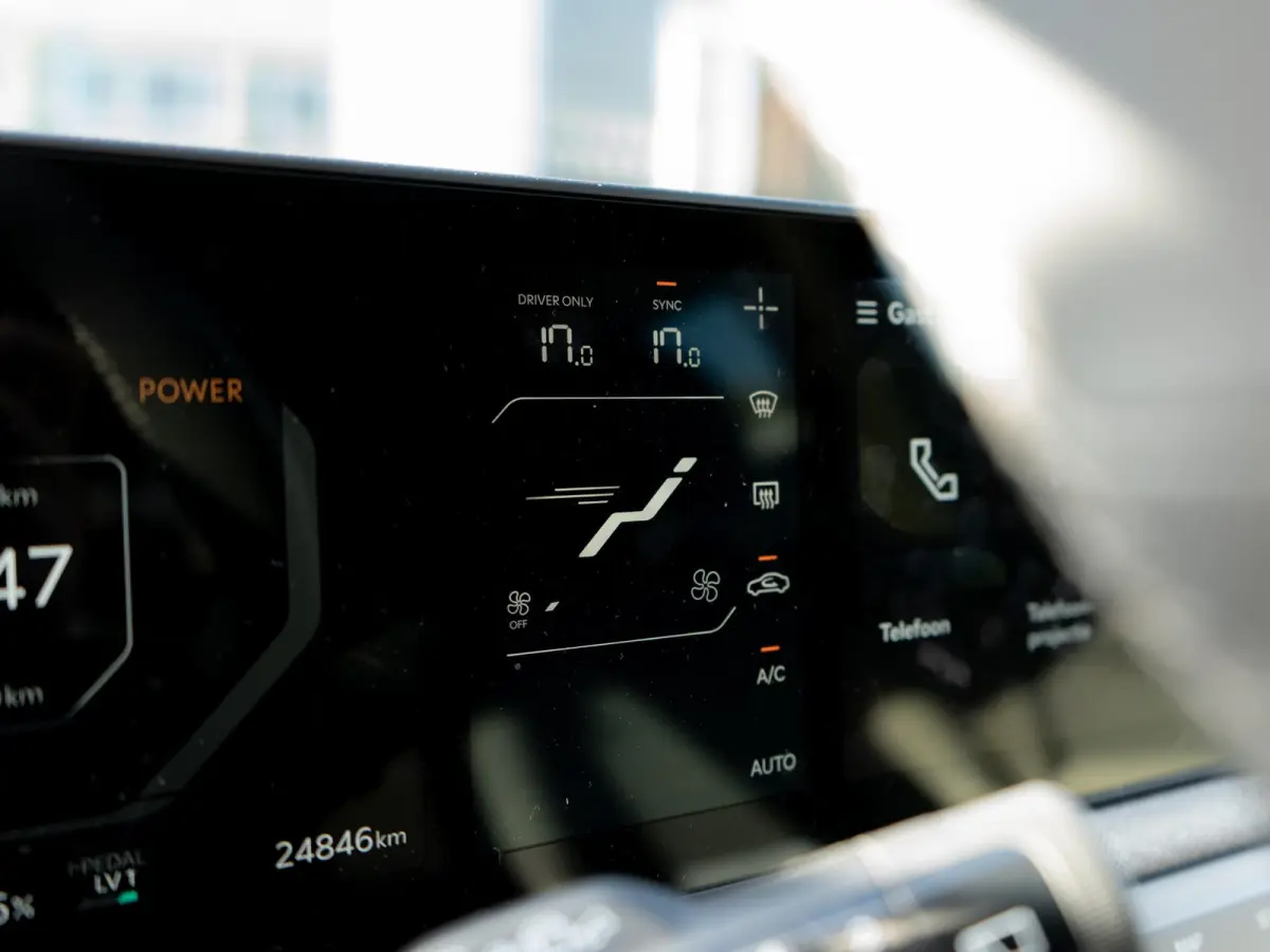 Plus Advanced 81.4 kWh | Panorama Schuifkantel dak | elektr. achterklep | Leder | Stoel & stuurverwarming l SOH 99%