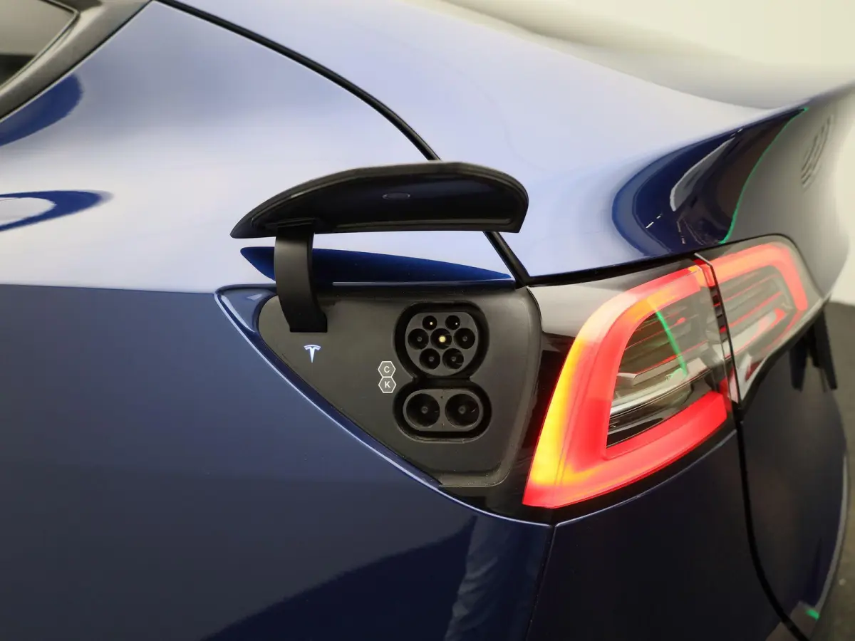 LONG RANGE AWD 75 KWH | PANORAMADAK | ELEKTRISCHE KOFFERKELP | LEDEREN BEKLEDING | STOELVERWARMING | STUURWIELVERWARMING | PARKEERSENSOREN VOOR + ACHTER | CAMERA | 12 MAANDEN BOVAG GARANTIE 