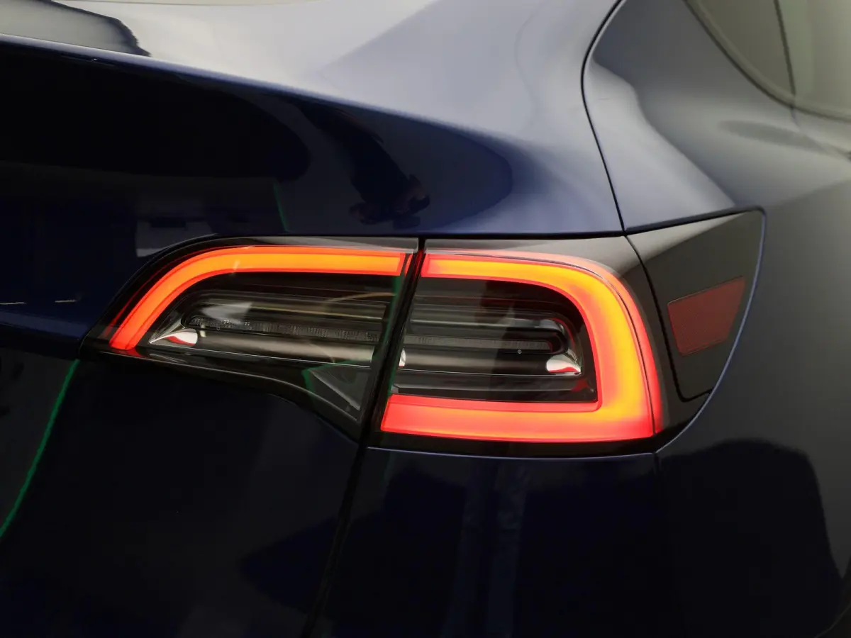 LONG RANGE AWD 75 KWH | PANORAMADAK | ELEKTRISCHE KOFFERKELP | LEDEREN BEKLEDING | STOELVERWARMING | STUURWIELVERWARMING | PARKEERSENSOREN VOOR + ACHTER | CAMERA | 12 MAANDEN BOVAG GARANTIE 