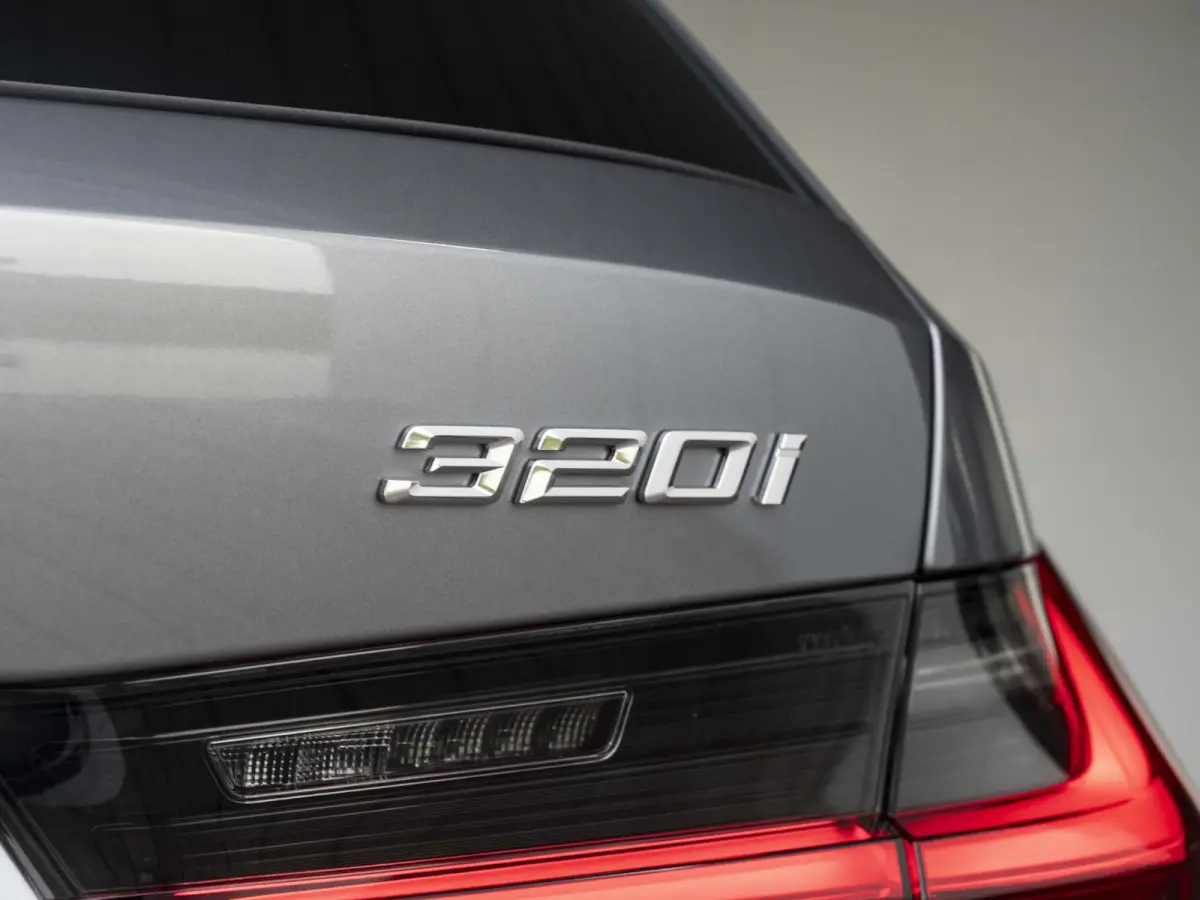 320i | M Sportpakket | Comfort Access | Panoramadak | 18 inch | Active Cruise Control | HIFI | Sportstoelen | Trekhaak