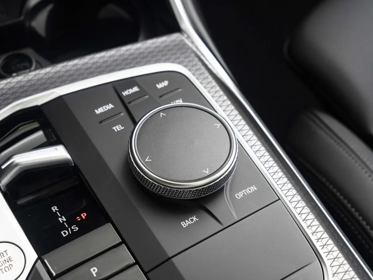 320i | M Sportpakket | Comfort Access | Panoramadak | 18 inch | Active Cruise Control | HIFI | Sportstoelen | Trekhaak
