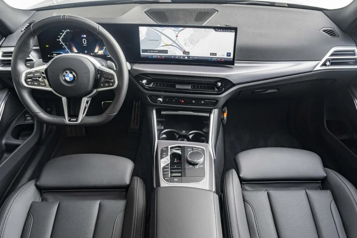 320i | M Sportpakket | Comfort Access | Panoramadak | 18 inch | Active Cruise Control | HIFI | Sportstoelen | Trekhaak