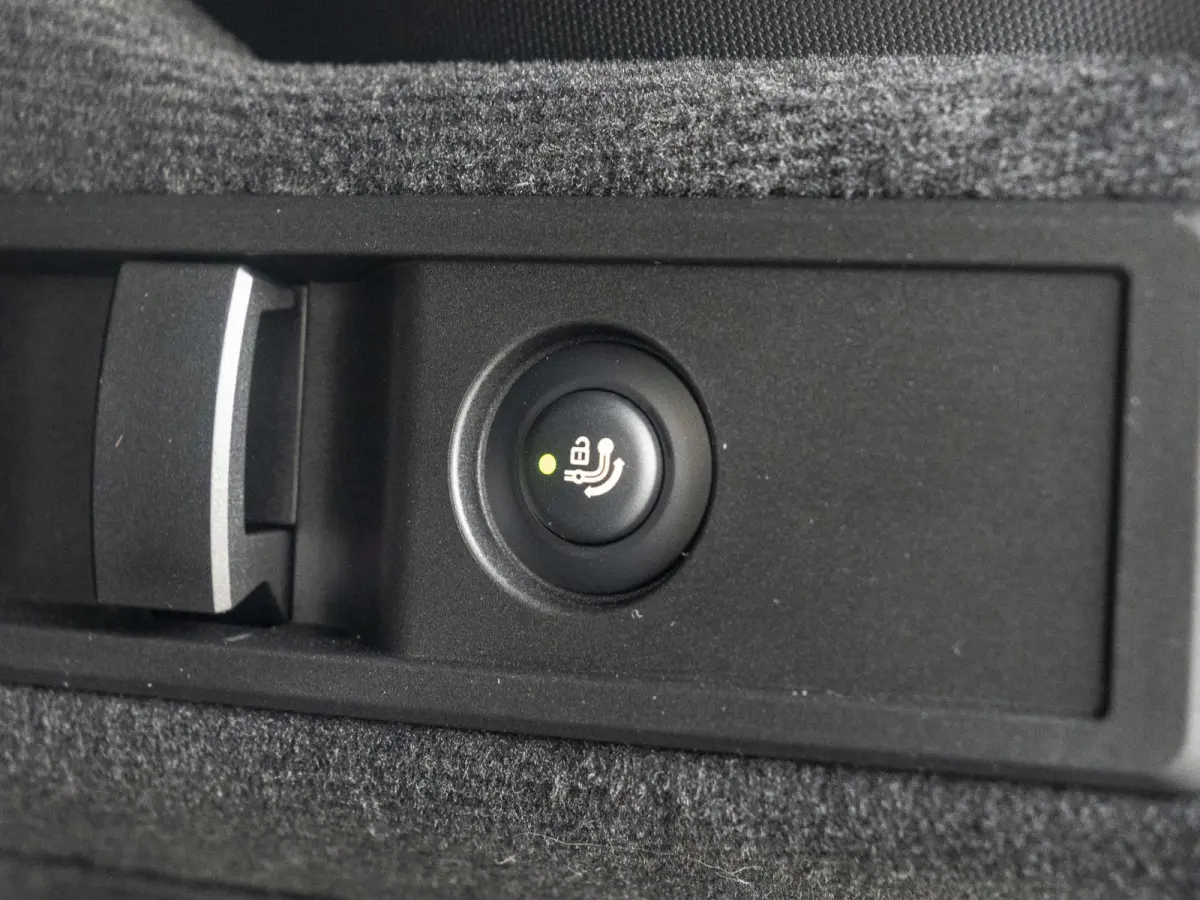 320i | M Sportpakket | Comfort Access | Panoramadak | 18 inch | Active Cruise Control | HIFI | Sportstoelen | Trekhaak