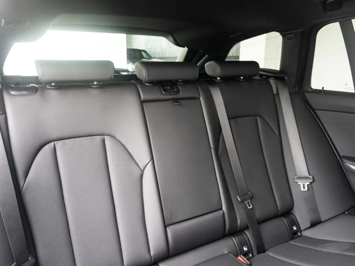 320i | M Sportpakket | Comfort Access | Panoramadak | 18 inch | Active Cruise Control | HIFI | Sportstoelen | Trekhaak