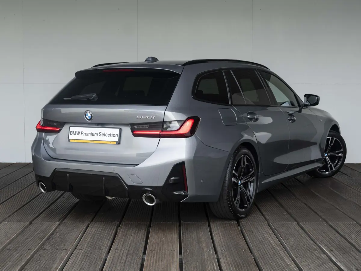 320i | M Sportpakket | Comfort Access | Panoramadak | 18 inch | Active Cruise Control | HIFI | Sportstoelen | Trekhaak