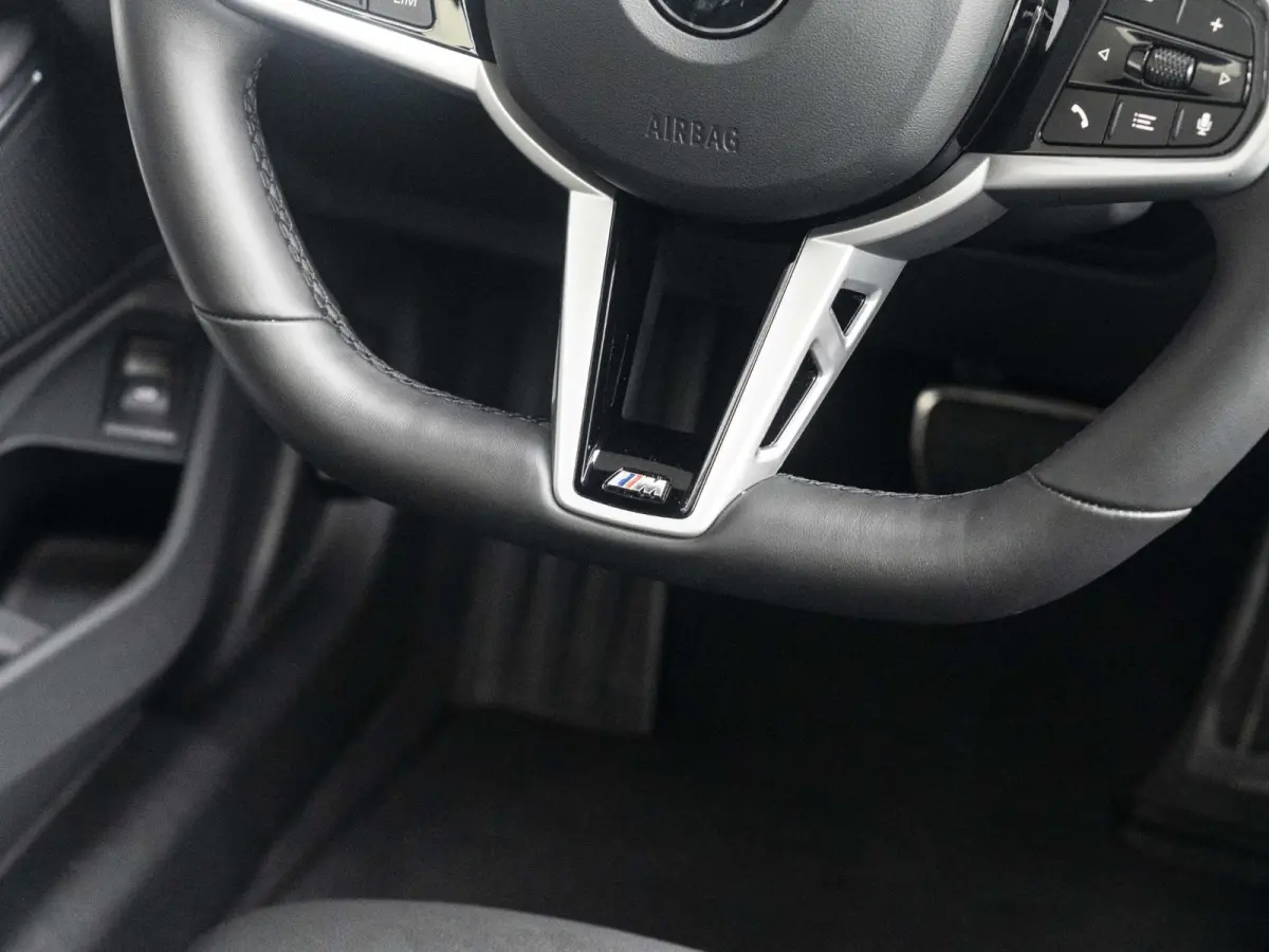 320i | M Sportpakket | Comfort Access | Panoramadak | 18 inch | Active Cruise Control | HIFI | Sportstoelen | Trekhaak