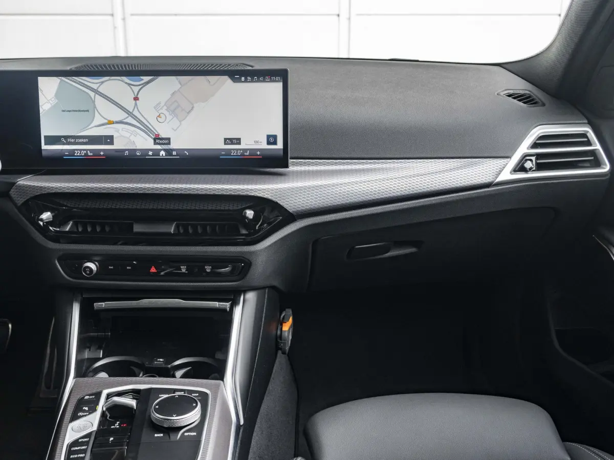320i | M Sportpakket | Comfort Access | Panoramadak | 18 inch | Active Cruise Control | HIFI | Sportstoelen | Trekhaak