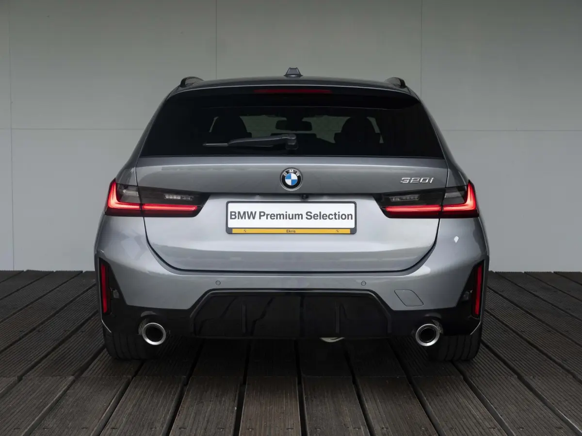 320i | M Sportpakket | Comfort Access | Panoramadak | 18 inch | Active Cruise Control | HIFI | Sportstoelen | Trekhaak