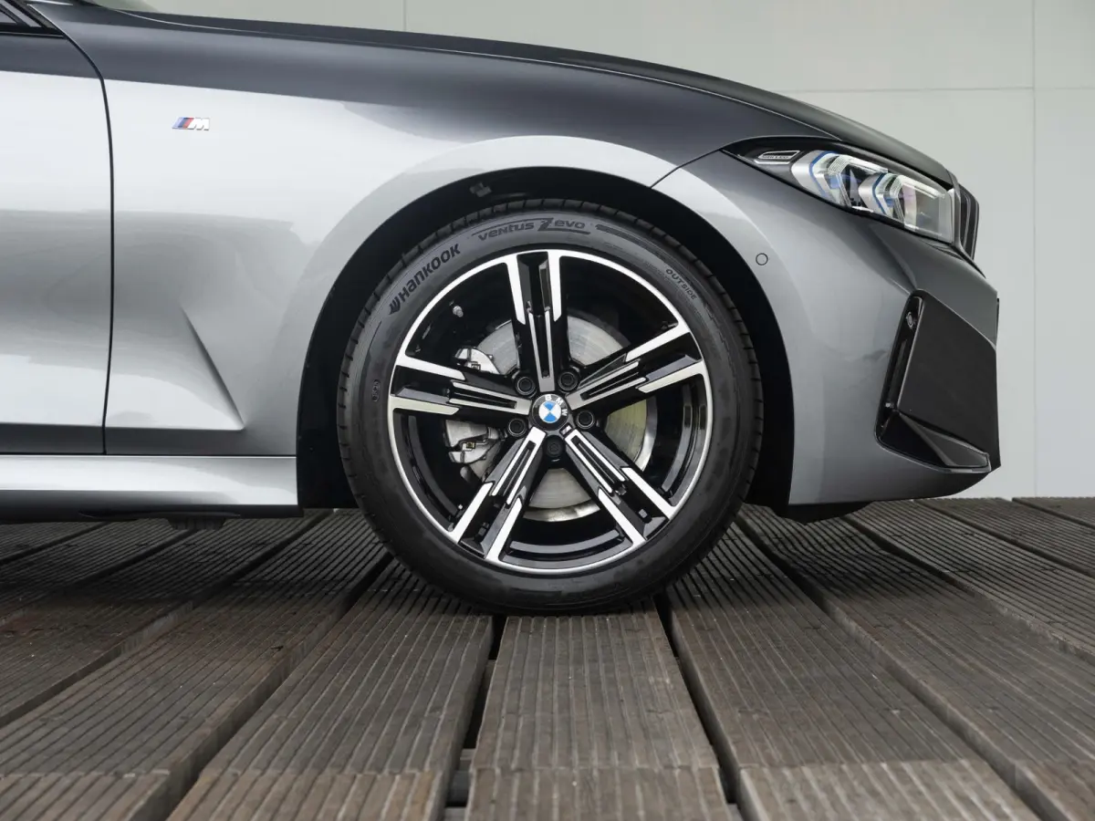 320i | M Sportpakket | Comfort Access | Panoramadak | 18 inch | Active Cruise Control | HIFI | Sportstoelen | Trekhaak