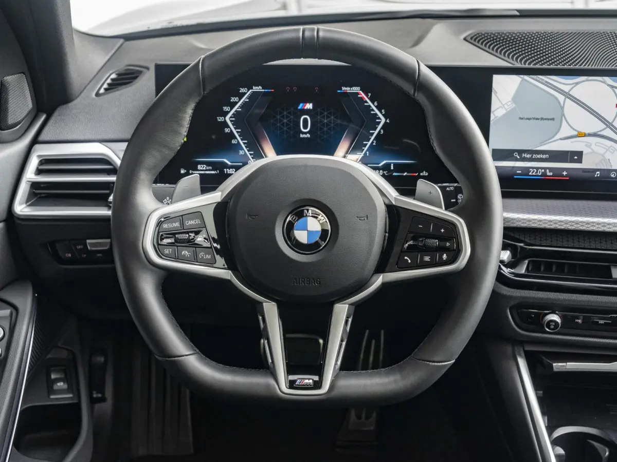 320i | M Sportpakket | Comfort Access | Panoramadak | 18 inch | Active Cruise Control | HIFI | Sportstoelen | Trekhaak