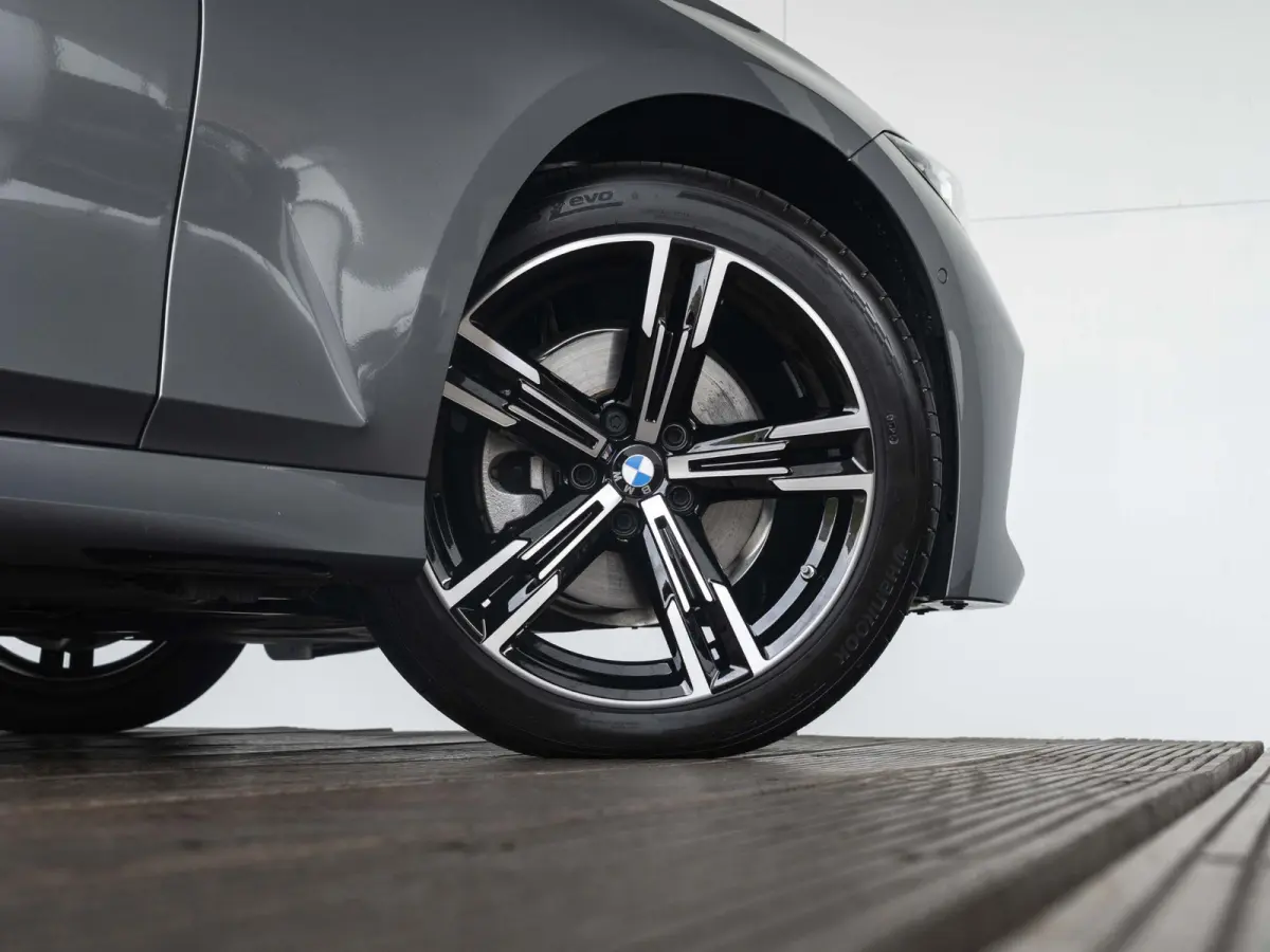320i | M Sportpakket | Comfort Access | Panoramadak | 18 inch | Active Cruise Control | HIFI | Sportstoelen | Trekhaak