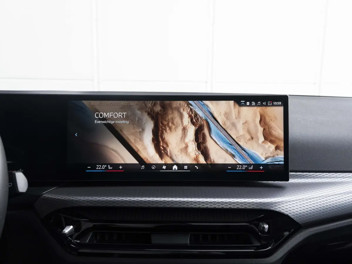 320i | M Sportpakket | Comfort Access | Panoramadak | 18 inch | Active Cruise Control | HIFI | Sportstoelen | Trekhaak