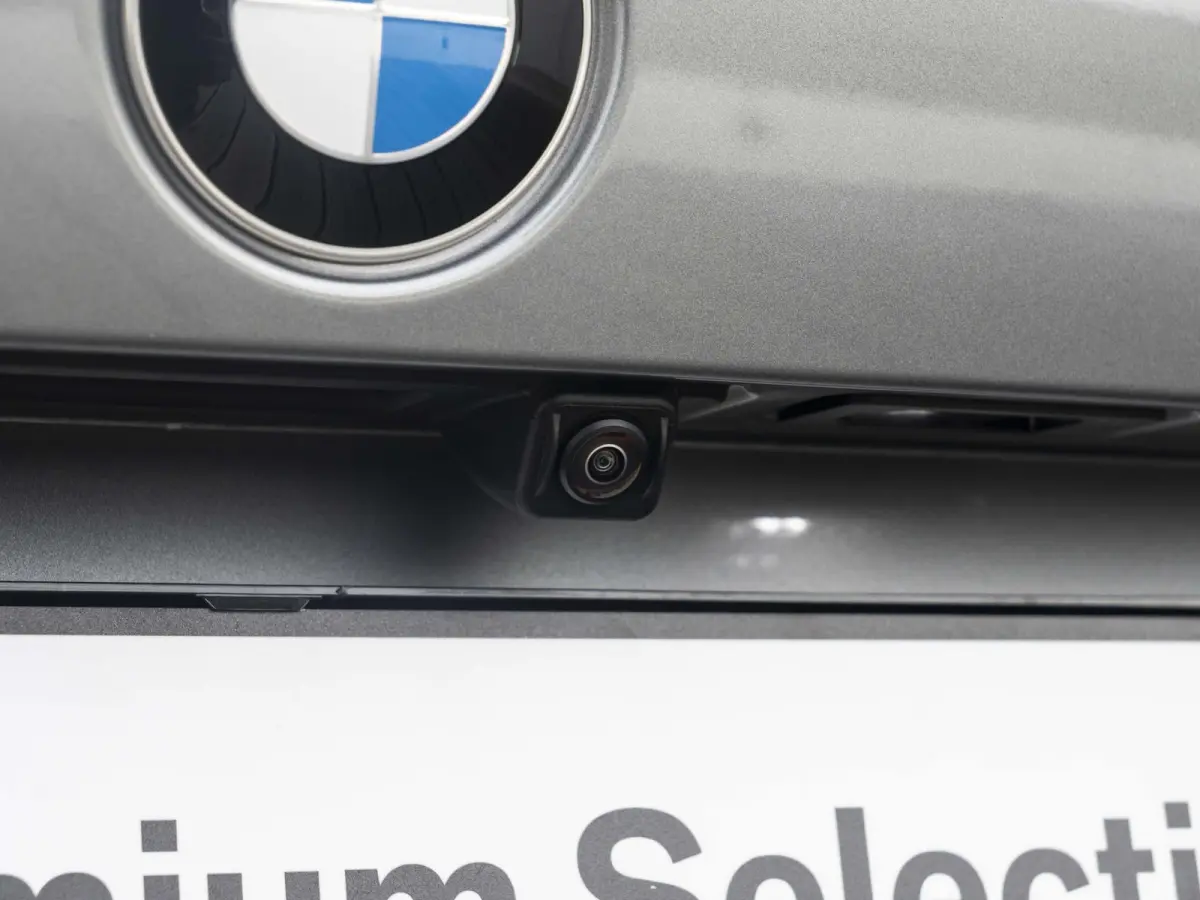 320i | M Sportpakket | Comfort Access | Panoramadak | 18 inch | Active Cruise Control | HIFI | Sportstoelen | Trekhaak