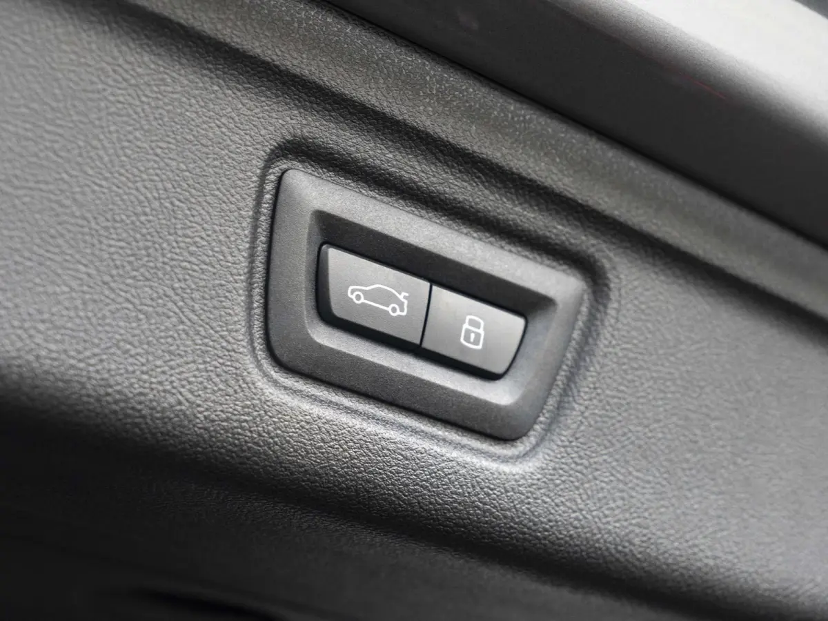 320i | M Sportpakket | Comfort Access | Panoramadak | 18 inch | Active Cruise Control | HIFI | Sportstoelen | Trekhaak
