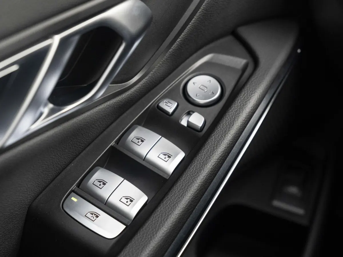 320i | M Sportpakket | Comfort Access | Panoramadak | 18 inch | Active Cruise Control | HIFI | Sportstoelen | Trekhaak