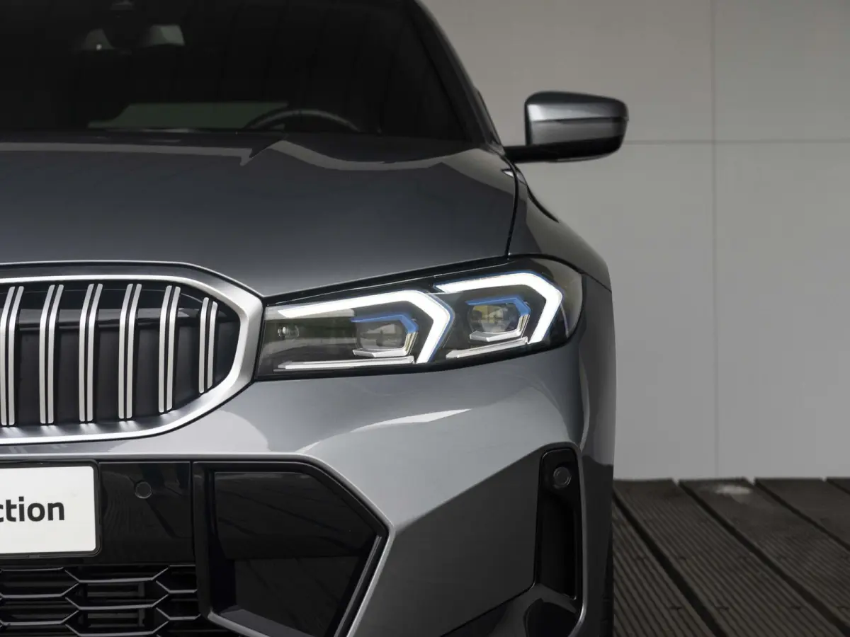 320i | M Sportpakket | Comfort Access | Panoramadak | 18 inch | Active Cruise Control | HIFI | Sportstoelen | Trekhaak