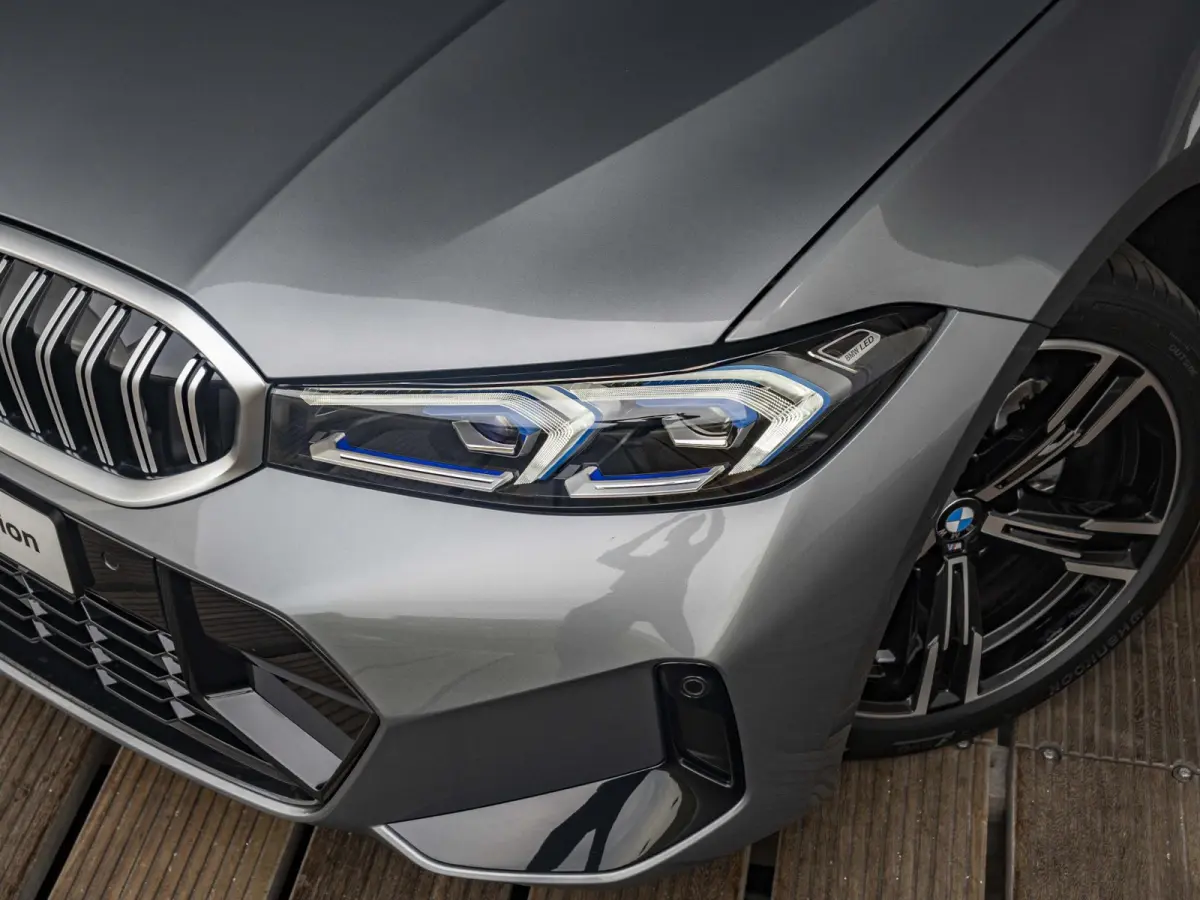 320i | M Sportpakket | Comfort Access | Panoramadak | 18 inch | Active Cruise Control | HIFI | Sportstoelen | Trekhaak