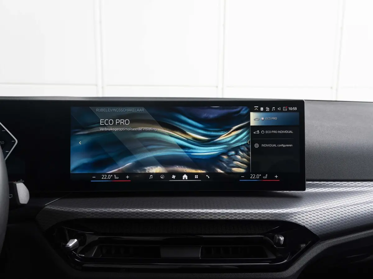 320i | M Sportpakket | Comfort Access | Panoramadak | 18 inch | Active Cruise Control | HIFI | Sportstoelen | Trekhaak