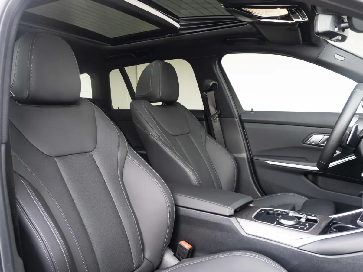 320i | M Sportpakket | Comfort Access | Panoramadak | 18 inch | Active Cruise Control | HIFI | Sportstoelen | Trekhaak