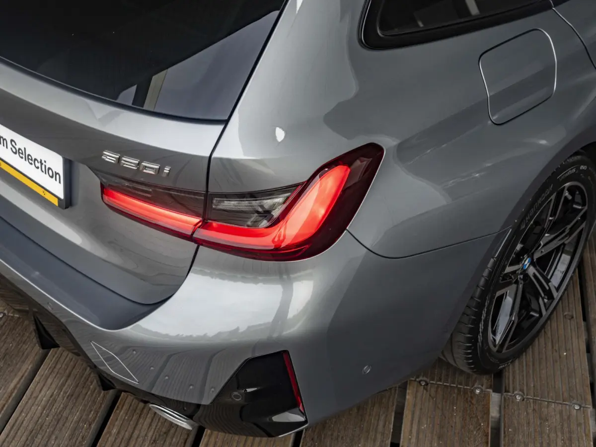 320i | M Sportpakket | Comfort Access | Panoramadak | 18 inch | Active Cruise Control | HIFI | Sportstoelen | Trekhaak