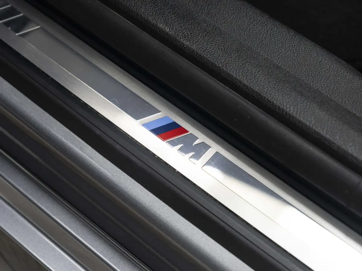 320i | M Sportpakket | Comfort Access | Panoramadak | 18 inch | Active Cruise Control | HIFI | Sportstoelen | Trekhaak